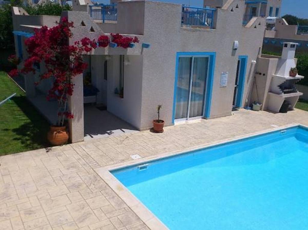 Willa Philippos - 3 *