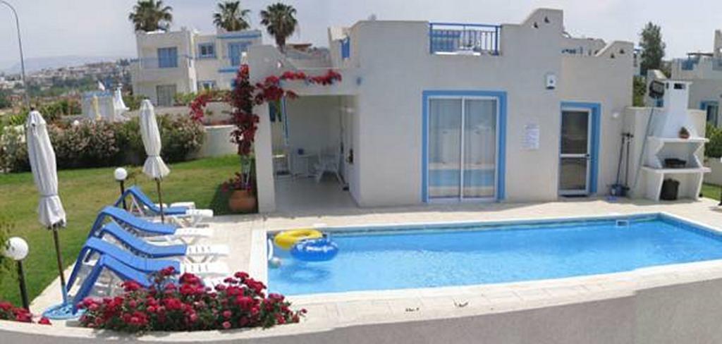 Willa Philippos - 3 *